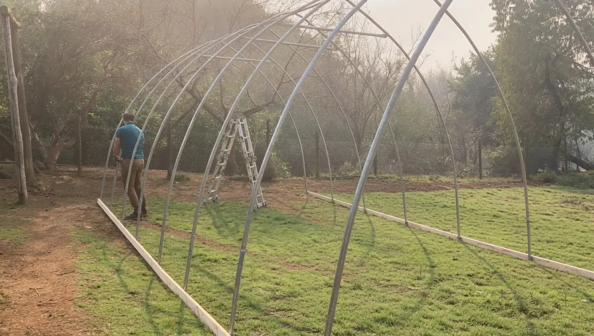 Estructura del invernadero Huerto Rentable montada en terreno