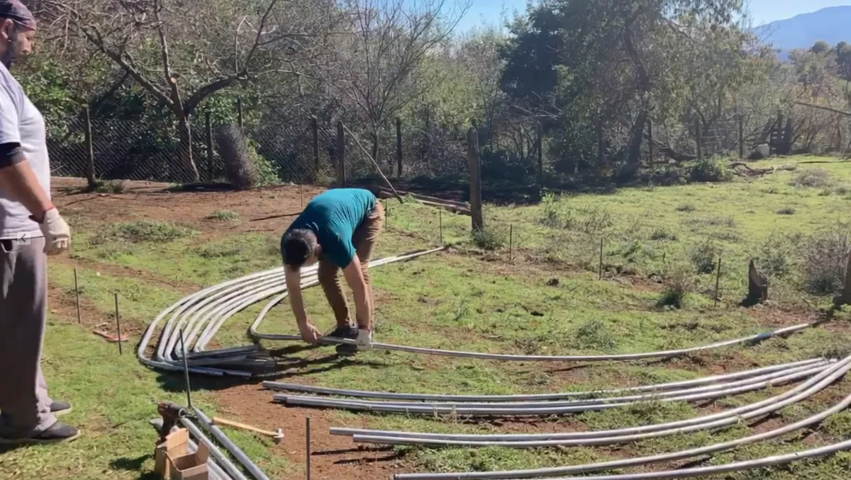 Preparación y doblado de los arcos de acero de la estructura
