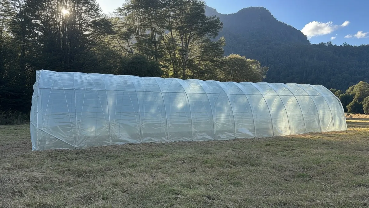 Invernadero instalado y operativo en Peulla, sur de Chile