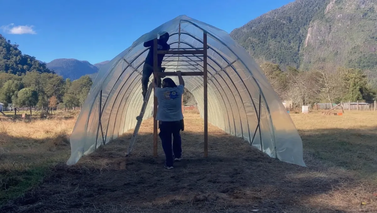 Instalación de la cobertura y la puerta del invernadero en Peulla